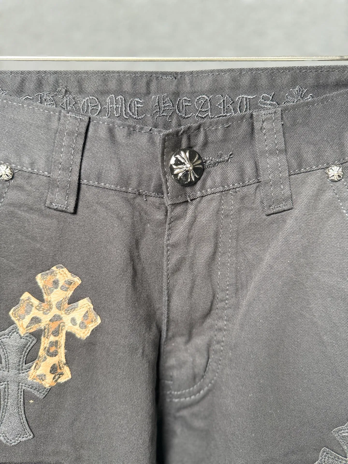 P270 💰 (Top version) Chrome hearts leopard print with black leather and multi-leather elements washed jeans. Really restores the ultimate vintage texture. Three-dimensional version. Loose and comfortable, not picky about the figure. Makes taller and slimmer. Factory precision. Original quality control. Same style for men and women. Can be matched with couples. Versatile recommendation. Must-have jeans for all seasons. Fashionistas have been disappointed. From the quality selection of fabrics, the tailoring of details, and the matching of patterns, they are all impeccable! The upper body is so handsome when worn...it can be easily worn by men, women and children! The craftsmanship is made of heavy-duty washed pure cotton denim fabric. After washing, it is soft and thick and looks very stylish when worn. Color: black Size: 28-30-32-34-36 (corresponding to S-M-L-XL-XXL)